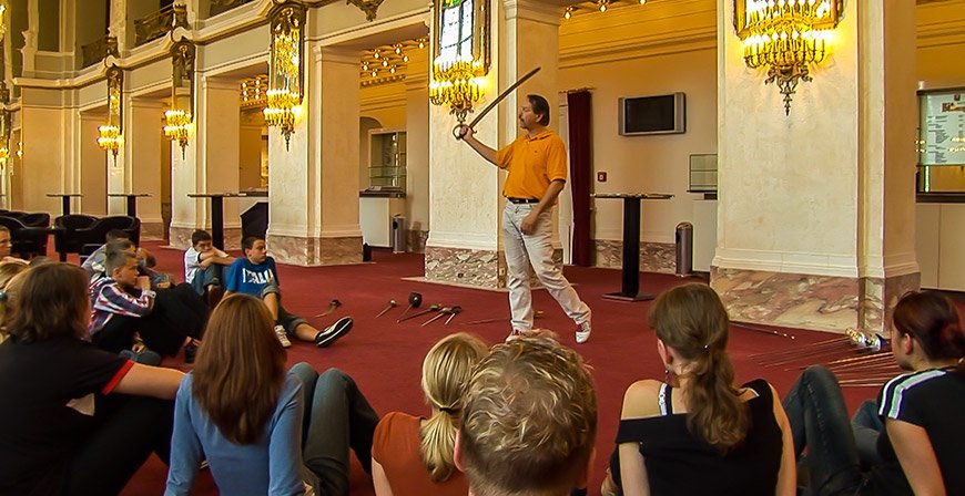 Workshops für Jung und Alt zum besseren Verständnis über die Schwierigkeit des Bühnenfechtens - mit Bruno Jerepitznik